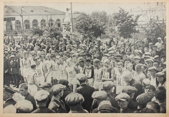 Вестники побед. Альбом массовых физкультурных мероприятий «Красной газеты». Ленинградские физкультурники к XVI-му партсъезду и IX-му комсомольскому съезду / Фот. В.П. Демидова, К.С. Ждановского. [Л.]: Ленинград. обл. изд-во, 1931.